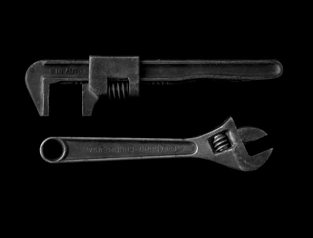 Top 15 Ferramentas de Marketing Digital para 2026 gray adjustable wrench and gray pipe wrench